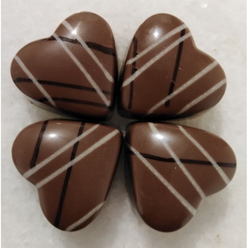 Puedes pedir información o hacer tu pedido en  chocolatesartesanosamor@gmail.com